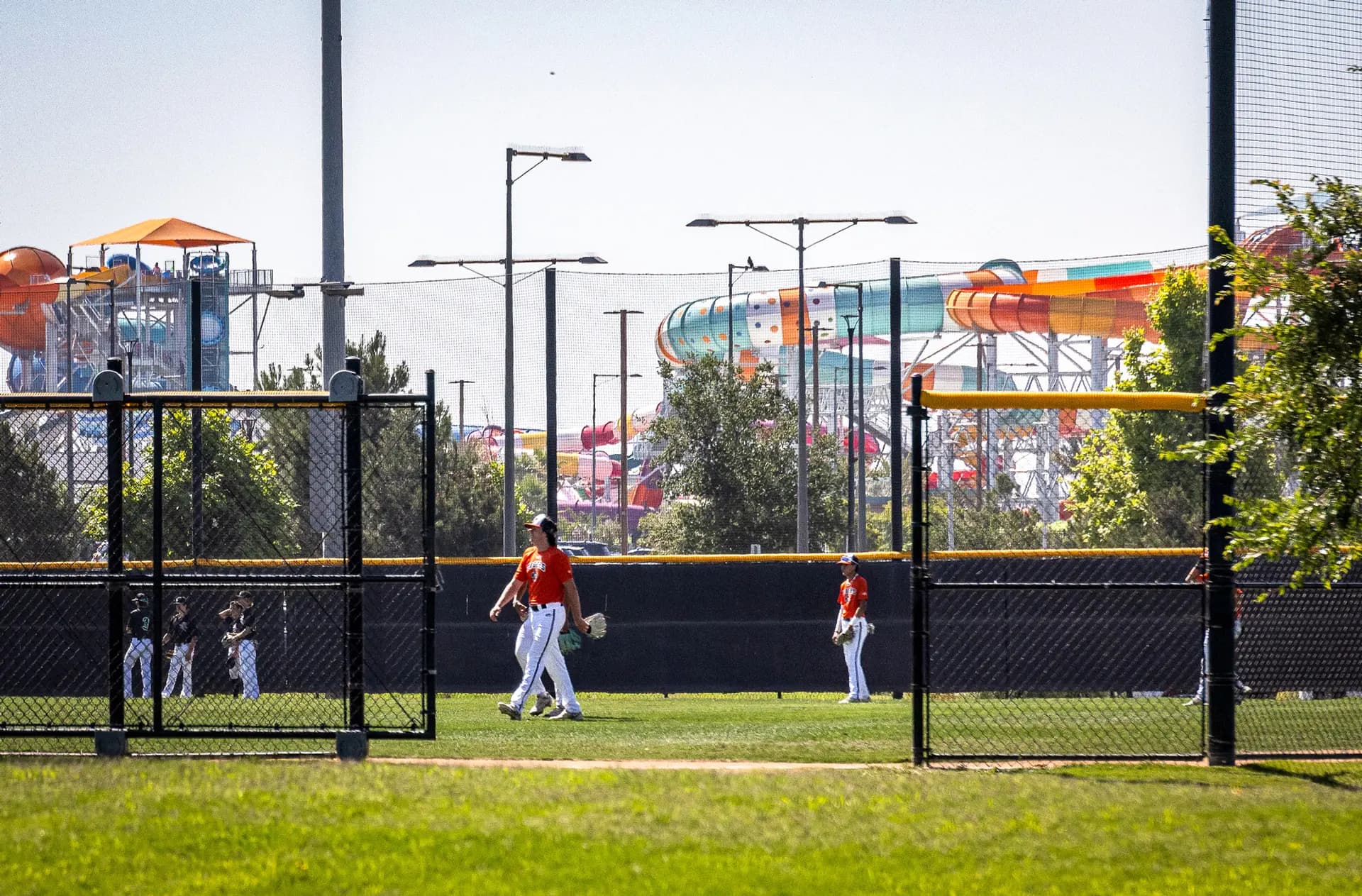 Jugadores de béisbol en el Great Park de Irvine, California, el 11 de julio de 2023. (John Fredricks/The Epoch Times).