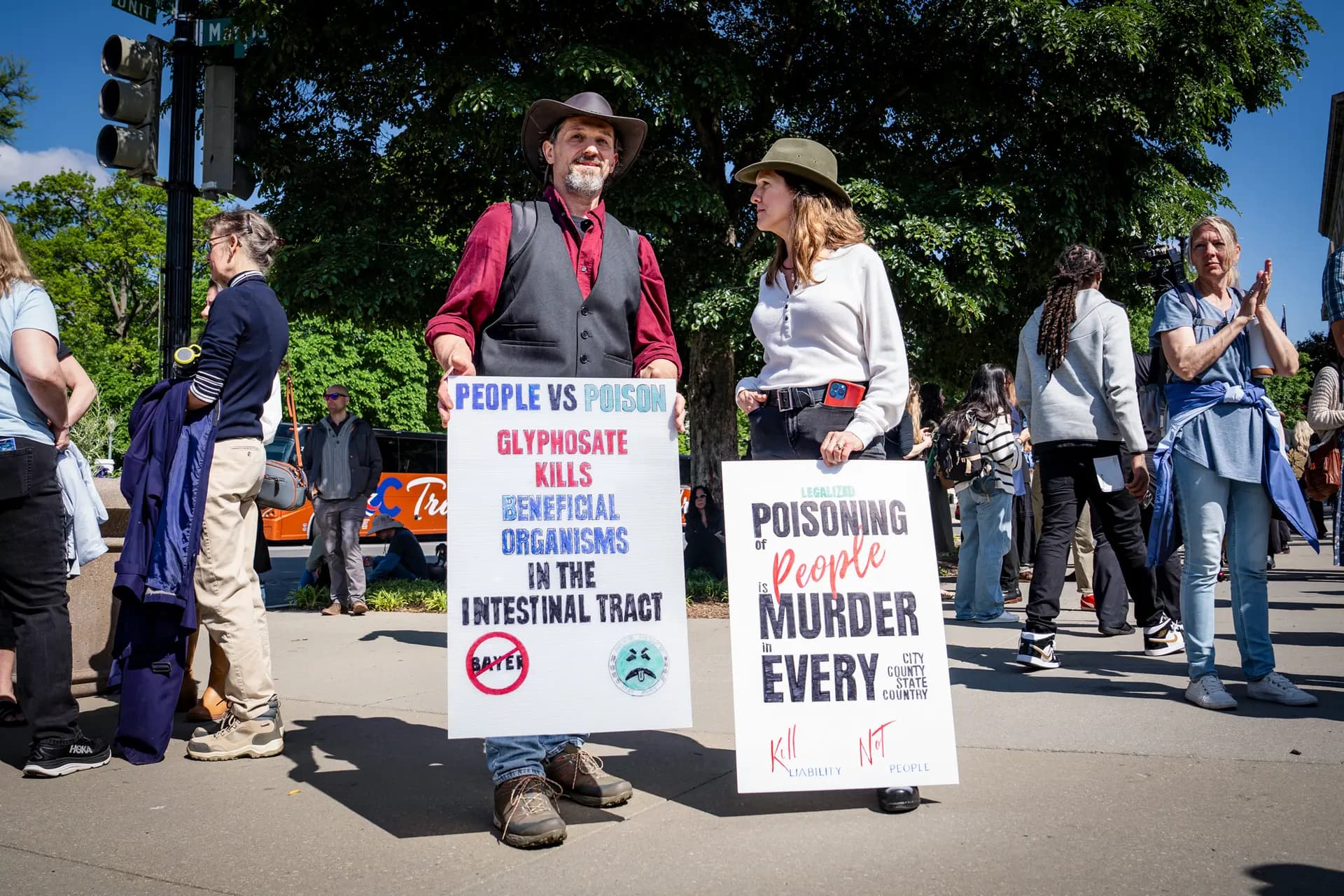 El 27 de abril de 2026, manifestantes participaron en una concentración bajo el lema "El pueblo contra el veneno" contra los pesticidas, mientras la Corte Suprema examinaba un caso de responsabilidad civil relacionado con pesticidas en Washington. (Madalina Kilroy/The Epoch Times)
