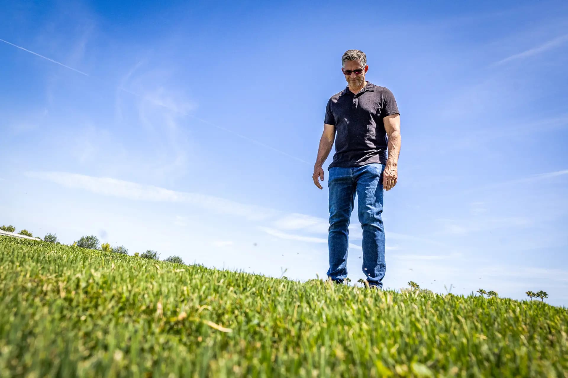John Gresko, miembro del consejo municipal de Ladera Ranch que ayudó a organizar las recientes demandas para poner fin al uso intensivo de pesticidas, observa el césped ajardinado en Ladera Ranch, California, el 24 de julio de 2026. (John Fredricks/The Epoch Times)