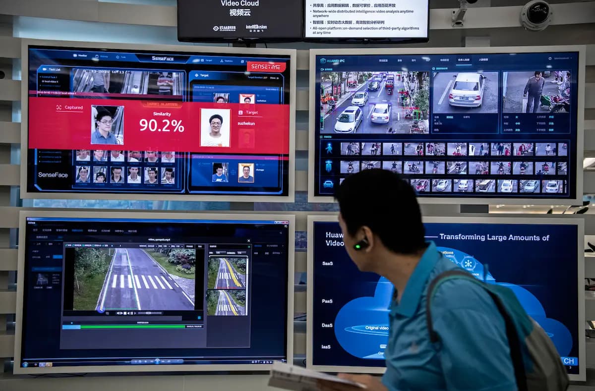 <em>En la imagen, tomada el 26 de abril de 2019, se observa una pantalla para reconocimiento facial e inteligencia artificial en los monitores del campus de Huawei en Bantian, Shenzhen, China. (Kevin Frayer/Getty Images).</em>