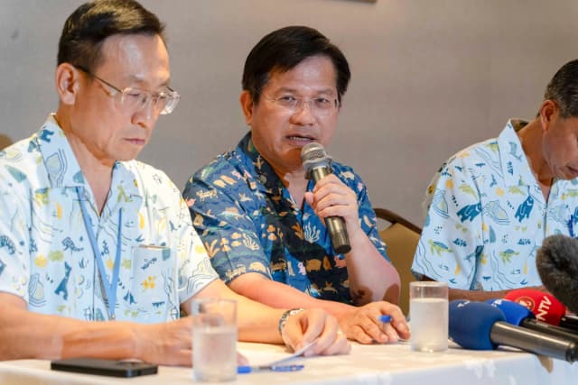 El ministro de Asuntos Exteriores de Taiwán, Lin Chia-lung (C), habla en una conferencia de prensa en Koror, Palaos, el 1 de septiembre de 2026. (Tal Atzmon/The Epoch Times).