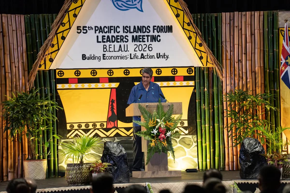 <em>El presidente de Palaos, Surangel Whipps Jr., pronuncia un discurso en la ceremonia de apertura de la Reunión de Líderes del Foro de las Islas del Pacífico en Koror, Palaos, el 31 de agosto de 2026. (Tal Atzmon/The Epoch Times).</em>