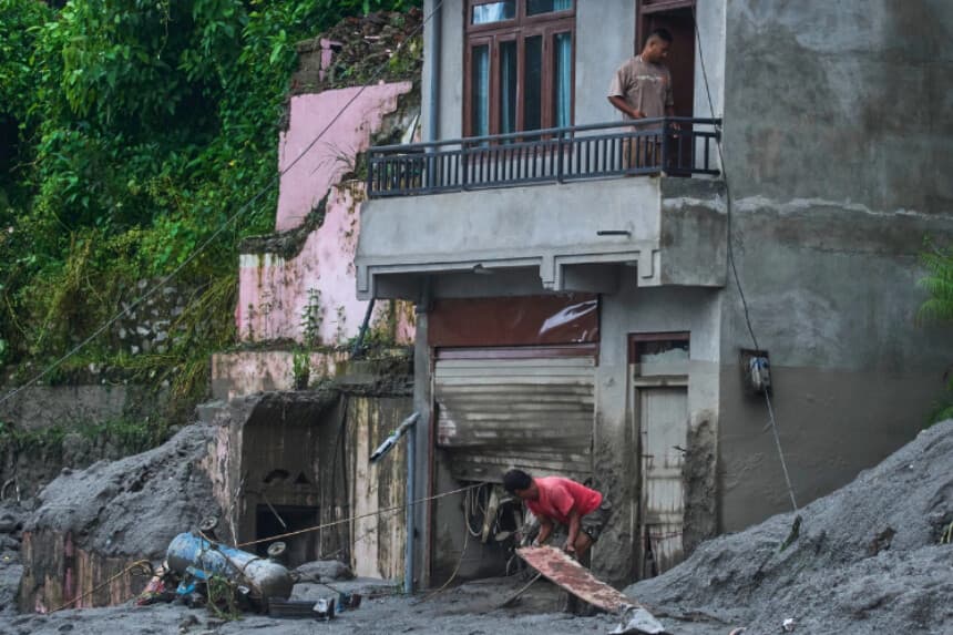 Una persona retira escombros entre los daños causados ​​por las inundaciones repentinas en Devighat, distrito de Nuwakot, Nepal, el 27 de agosto de 2026. (Niranjan Shrestha/AP Photo).