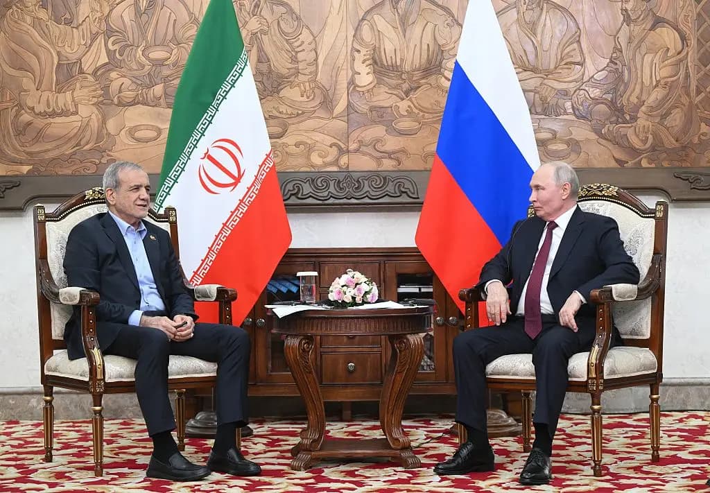 El presidente ruso, Vladimir Putin (a la derecha), y el presidente iraní, Masoud Pezeshkian (a la izquierda), mantienen una reunión al margen de la cumbre de la Organización de Cooperación de Shanghái (OCS) celebrada en Bishkek el 1 de septiembre de 2026. (Kristina Solovyova/AFP vía Getty Images).
