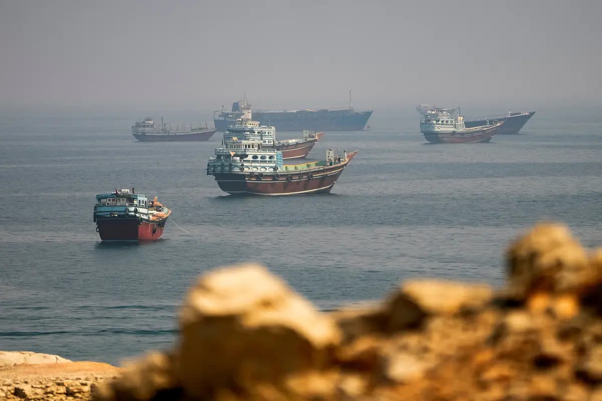 Embarcaciones cerca del Estrecho de Ormuz, vistas desde Musandam, Omán, el 31 de agosto de 2026. (Stringer/Reuters).