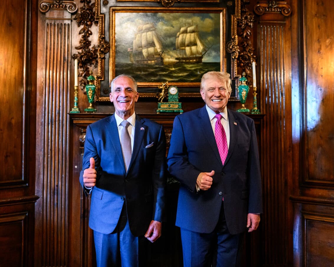 El presidente de Estados Unidos, Donald Trump (derecha), posa con el presidente de Honduras, Nasry Asfura (izquierda), en Mar-a-Lago, Palm Beach, Florida, el 7 de febrero de 2026. Oficina Presidencial de Honduras/vía (Reuters).