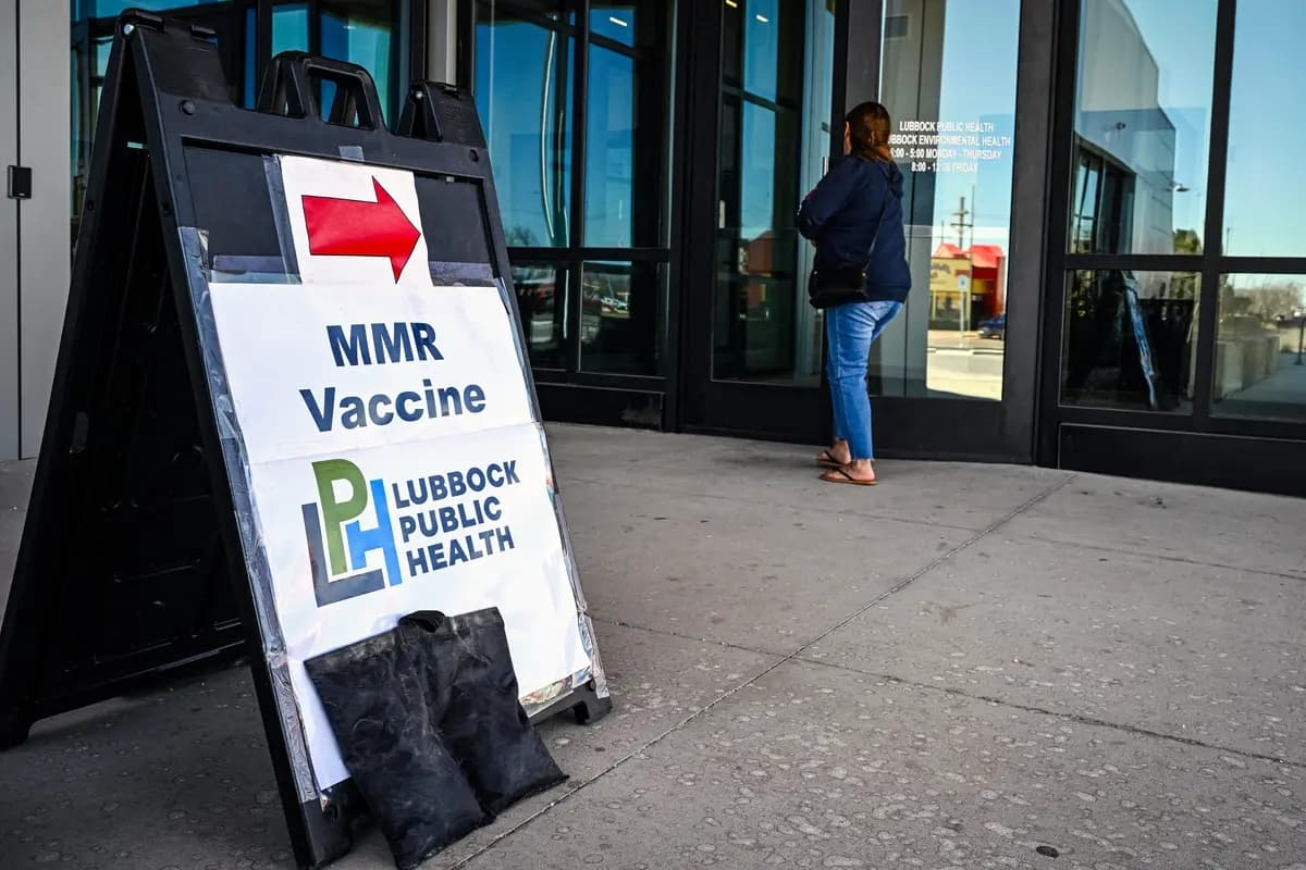 Una persona pasa junto a un letrero en un centro de salud donde se administra la vacuna contra el sarampión, las paperas y la rubéola (MMR), en Lubbock, Texas, el 27 de febrero de 2025. (Ronald Schemidt/AFP vía Getty Images)