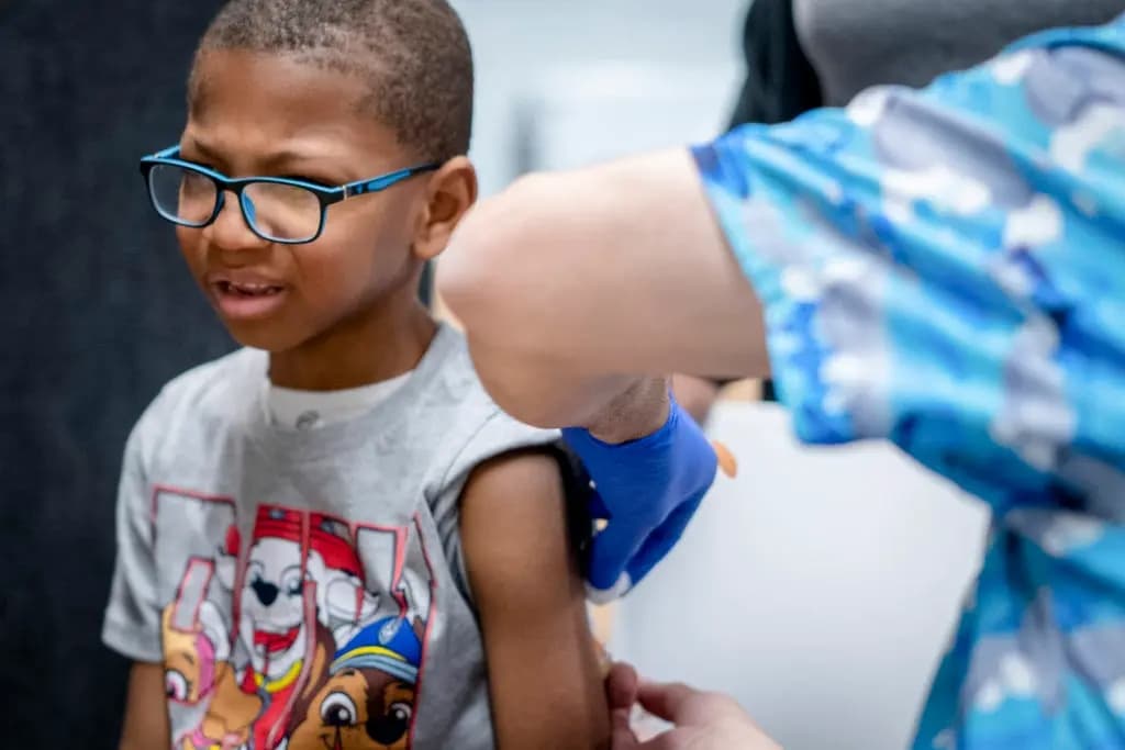 Un niño recibe la vacuna triple vírica en una clínica administrada por el Departamento de Salud Pública de Lubbock, en Lubbock, Texas, el 1 de marzo de 2025. (Jan Sonnenmair/Getty Images)