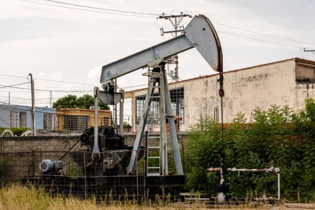 Se muestra una bomba de extracción de petróleo en el barrio Campo Elías de Cabimas, al sur del lago de Maracaibo, estado Zulia, Venezuela, el 31 de enero de 2026. (Maryorin Mendez/AFP vía Getty Images).