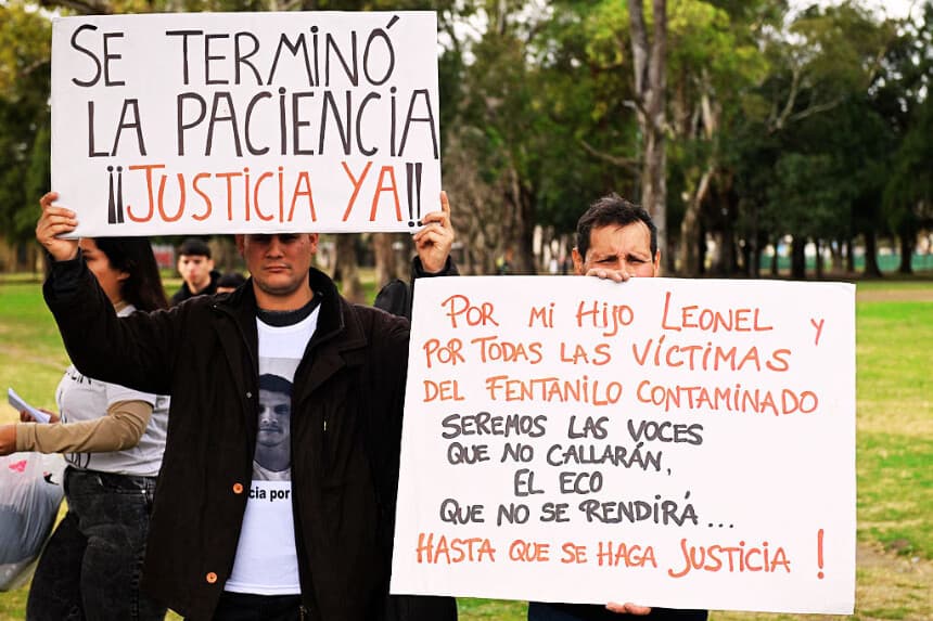 Los familiares de las víctimas de la contaminación por fentanilo marcharon hacia el Hospital Italiano de La Plata, Argentina, el 31 de julio de 2025, para exigir justicia.  (NACHO AMICONI/AFP vía Getty Images)