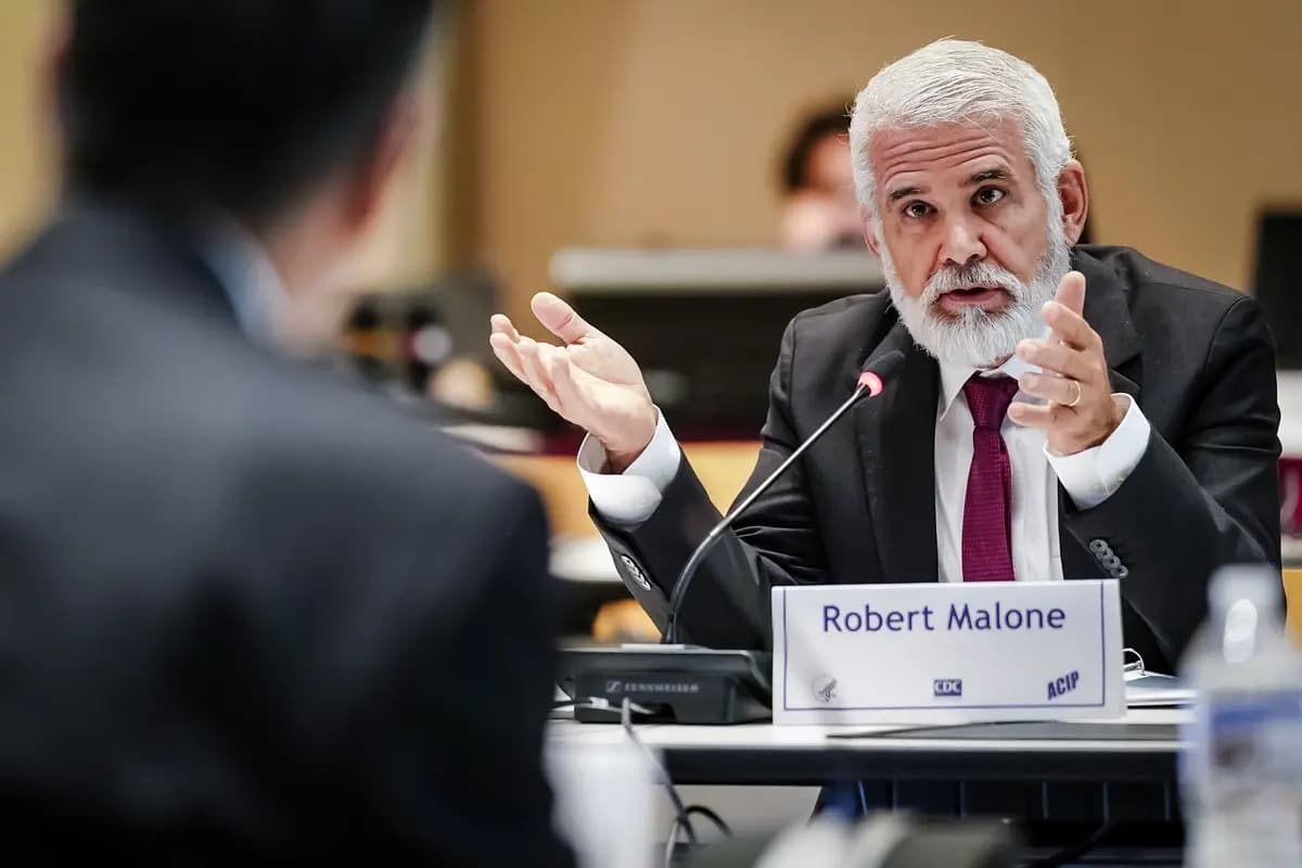 El Dr. Robert Malone habla durante una reunión del Comité Asesor sobre Prácticas de Inmunización de los Centros para el Control y la Prevención de Enfermedades (CDC) en la sede de los CDC en Atlanta el 25 de junio de 2025. (Elijah Nouvelage/Getty Images)