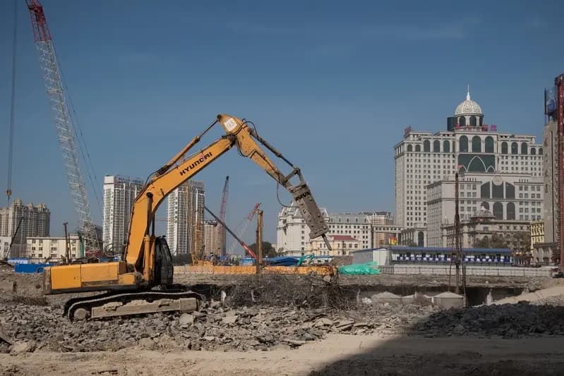 Desde el tercer trimestre de 2021, el mercado inmobiliario de China se ha enfriado, la demanda ha disminuido y los ingresos por ventas de terrenos a nivel local se han desplomado. Según se informa, algunas provincias y ciudades de China han recortado los salarios de los funcionarios públicos. (Nicolas Asfouri/AFP/Getty Images).