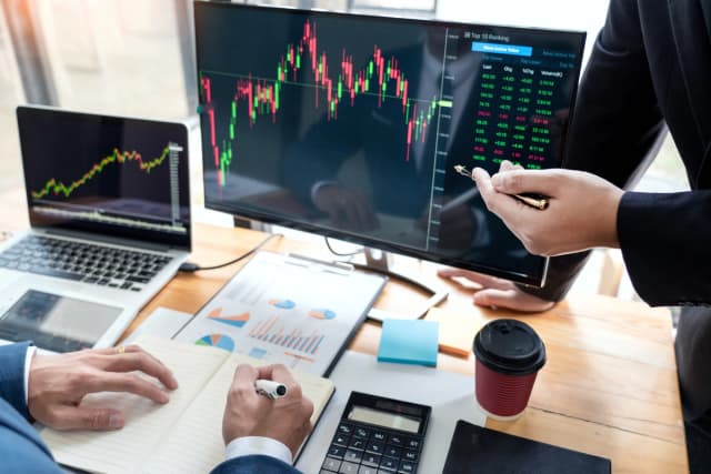 El trabajo duro por sí solo no garantiza el éxito empresarial. (Indypendenz/Shutterstock).