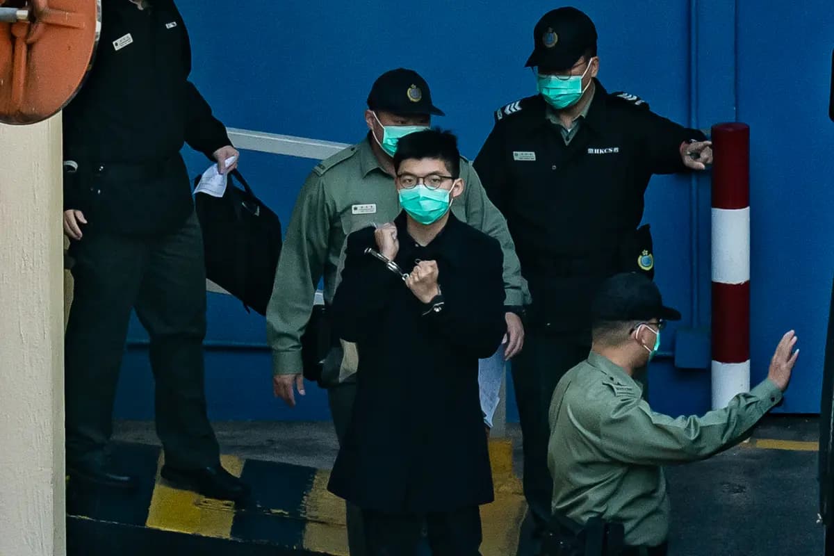 El activista prodemocrático Joshua Wong se prepara para subir a una camioneta del Departamento de Servicios Correccionales antes de una audiencia judicial en el Centro de Recepción de Lai Chi Kok, en Hong Kong, el 18 de diciembre de 2020. (Anthony Kwan/Getty Images).