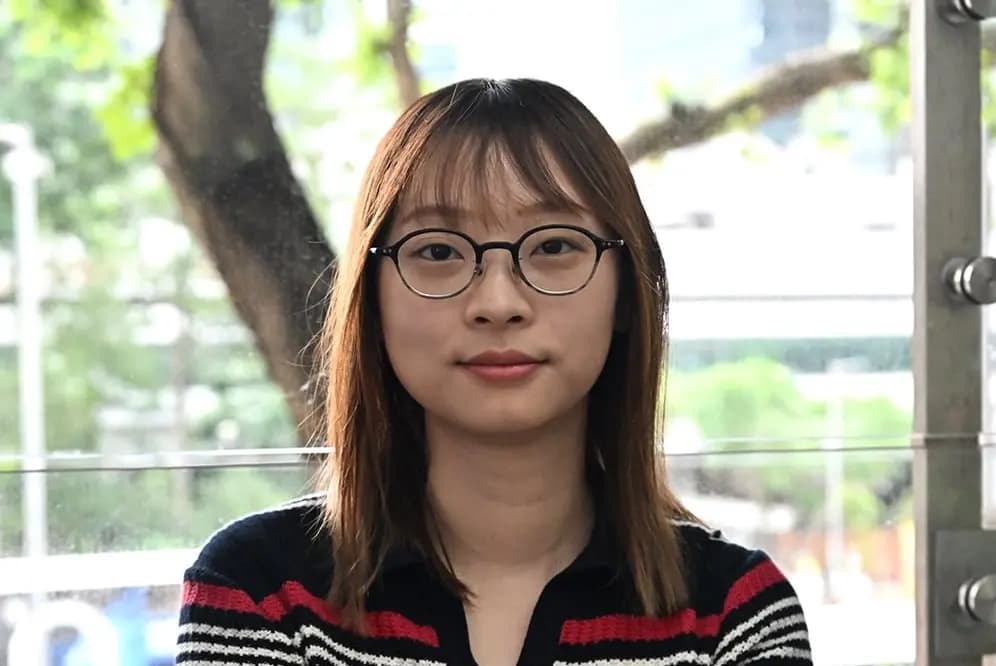 Candy Lau, exmiembro del grupo estudiantil Scholarism —ya disuelto— y amiga de Joshua Wong, habla con los periodistas a las afueras de la Corte Superior de Hong Kong el 2 de septiembre de 2026. (Wu Ruilue/The Epoch Times).