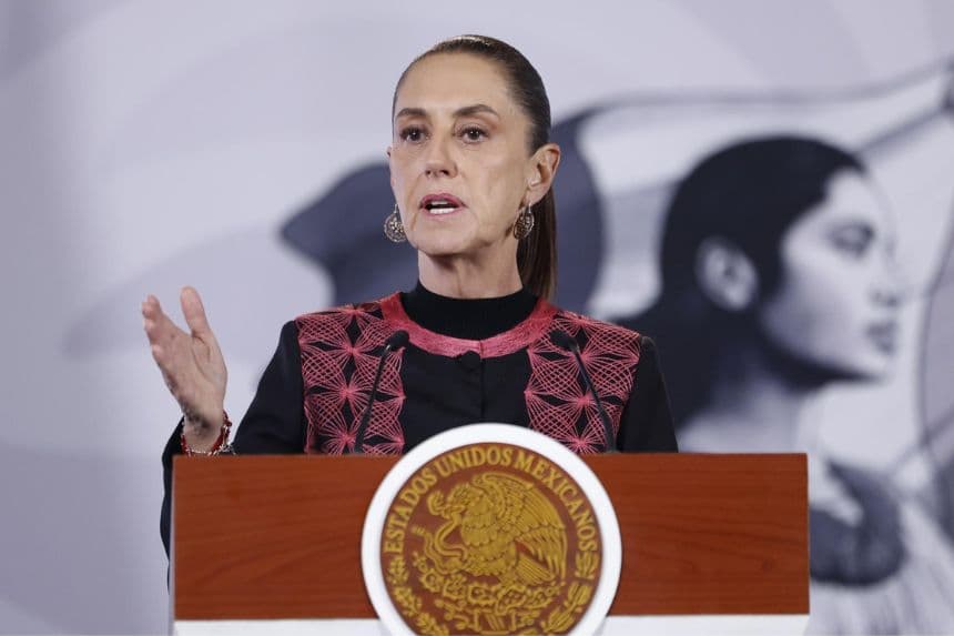 La presienta de México, Claudia Sheinbaum, habla durante una rueda de prensa este 2 de septiembre, en el Palacio Nacional de la Ciudad de México, México. (EFE/Sáshenka Gutiérrez)