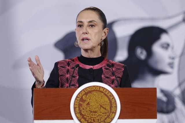 La presienta de México, Claudia Sheinbaum, habla durante una rueda de prensa este 2 de septiembre, en el Palacio Nacional de la Ciudad de México, México. (EFE/Sáshenka Gutiérrez)