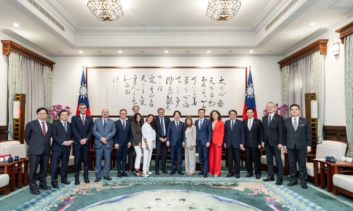 El presidente Lai Ching-te posa con el vicepresidente del Senado italiano, Gian Marco Centinaio, y la delegación parlamentaria italiana en Taipéi el 1 de septiembre de 2026. (Cortesía de la Oficina Presidencial de Taiwán)