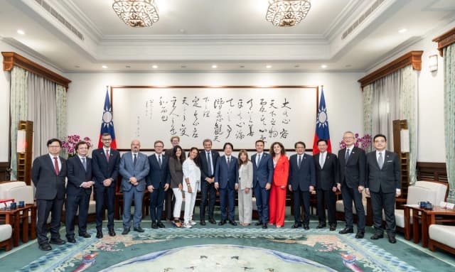 El presidente Lai Ching-te posa con el vicepresidente del Senado italiano, Gian Marco Centinaio, y la delegación parlamentaria italiana en Taipéi el 1 de septiembre de 2026. (Cortesía de la Oficina Presidencial de Taiwán)