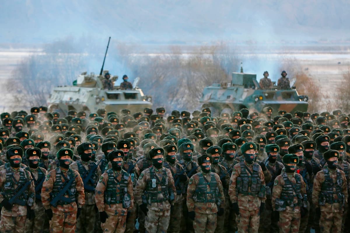 Soldados del Ejército Popular de Liberación de China se reúnen durante un entrenamiento militar en las montañas del Pamir, en Kashgar, en la región de Xinjiang, al noroeste de China, en una foto tomada el 4 de enero de 2021. (STR/AFP vía Getty Images)