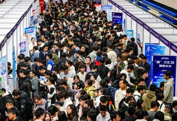 Personas asisten a una feria de empleo en Shenyang, en la provincia de Liaoning, al noreste de China, el 22 de octubre de 2024. (STR/AFP vía Getty Images)