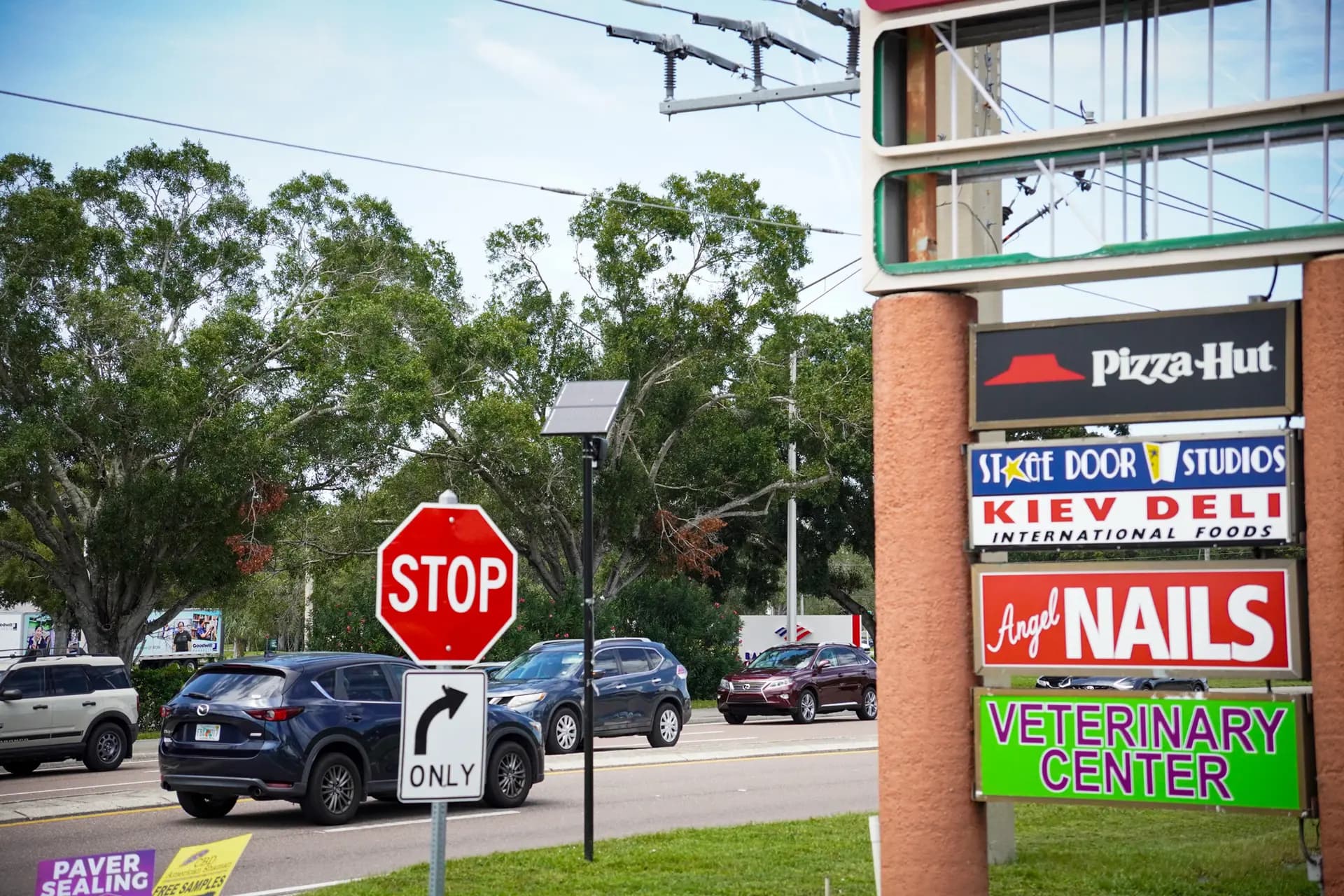 Una cámara de Flock Safety instalada en Cattleman Road en Sarasota, Florida, el 21 de agosto de 2026. Un ex oficial de policía de Sarasota enfrenta cargos penales por supuestamente buscar la misma matrícula cientos de veces utilizando la tecnología de Flock Safety. (Jacob Burg/The Epoch Times)