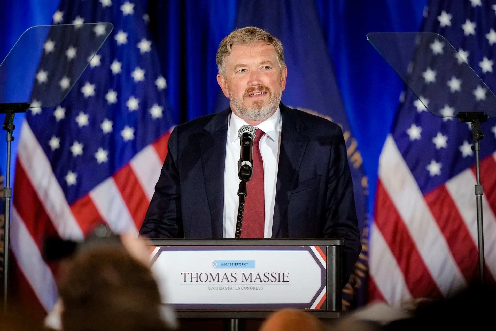 El representante Thomas Massie (R-Ky) habla tras perder las primarias republicanas para la Cámara de Representantes durante una fiesta para seguir los resultados electorales en el Marriott Cincinnati Airport en Hebron, Kentucky, el 19 de mayo de 2026. Massie declaró en julio que pronto anunciaría un proyecto de ley que retendría fondos federales a cualquier agencia policial o municipio que desplegara cámaras Flock Safety o similares "para vigilar a los ciudadanos que cumplen la ley". (Foto de Carolyn Kaster/AP).