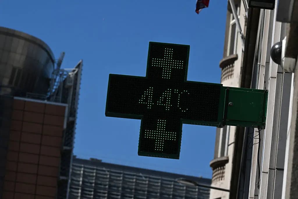 Un letrero de una farmacia que muestra una temperatura de 44 grados Celsius en Bruselas el 23 de junio de 2026. (Nicolas Tucat/AFP vía Getty Images).