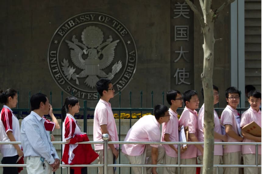 Estudiantes chinos esperan fuera de la Embajada de Estados Unidos para sus entrevistas de solicitud de visa en Pekín el 2 de mayo de 2012. (Alexander F. Yuan/AP Photo).