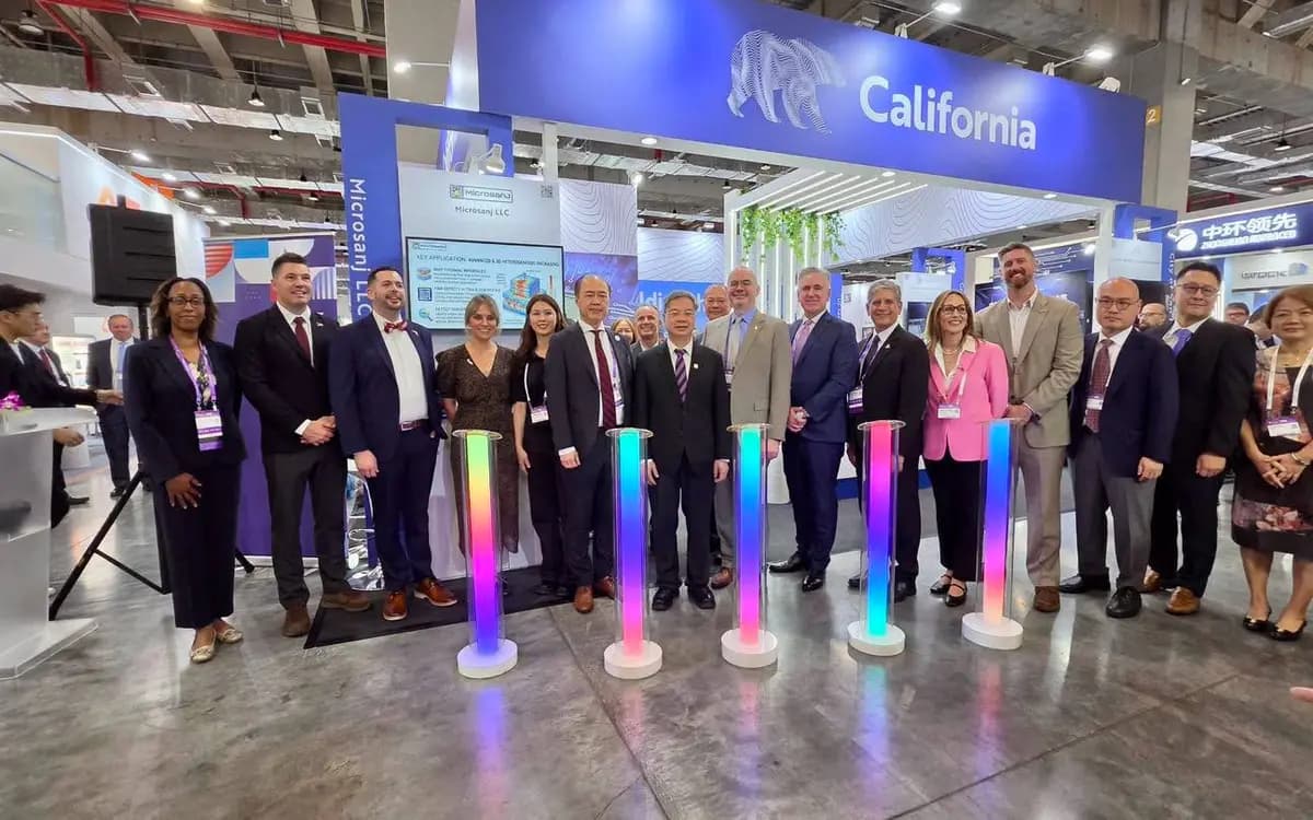 Los participantes posan en el stand de California durante la feria SEMICON Taiwán 2026, celebrada en Taipéi el 2 de septiembre de 2026. (Cortesía del Instituto Estadounidense en Taiwán).
