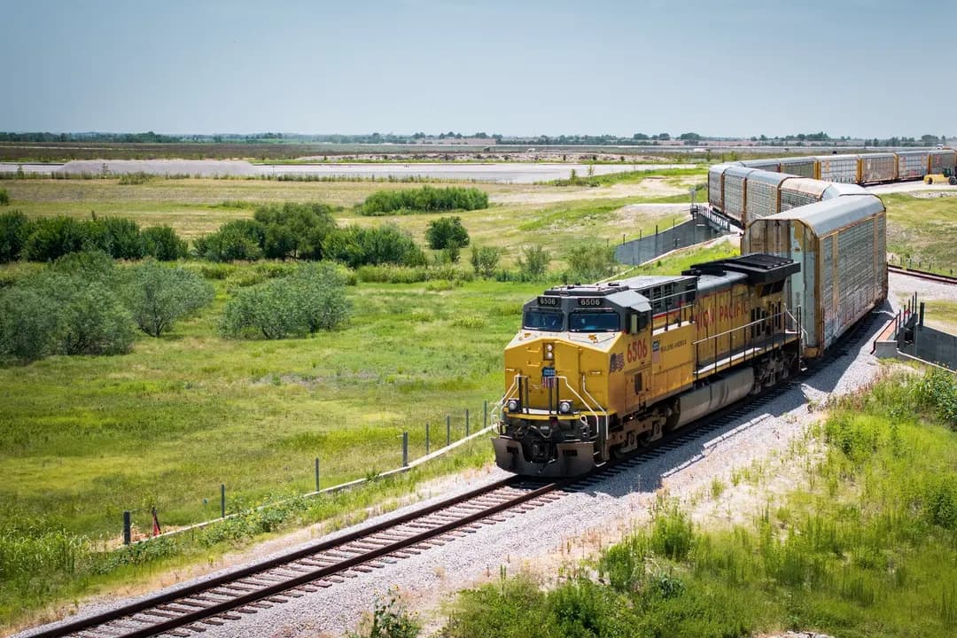 Un tren de carga de Union Pacific circula por Hutto, Texas, el 29 de julio de 2025. Esta empresa ferroviaria fue una de las docenas de grandes compañías ferroviarias que atravesaban los Estados Unidos a principios del siglo XX; hoy en día es una de las pocas empresas ferroviarias de Clase 1. (Brandon Bell/Getty Images)