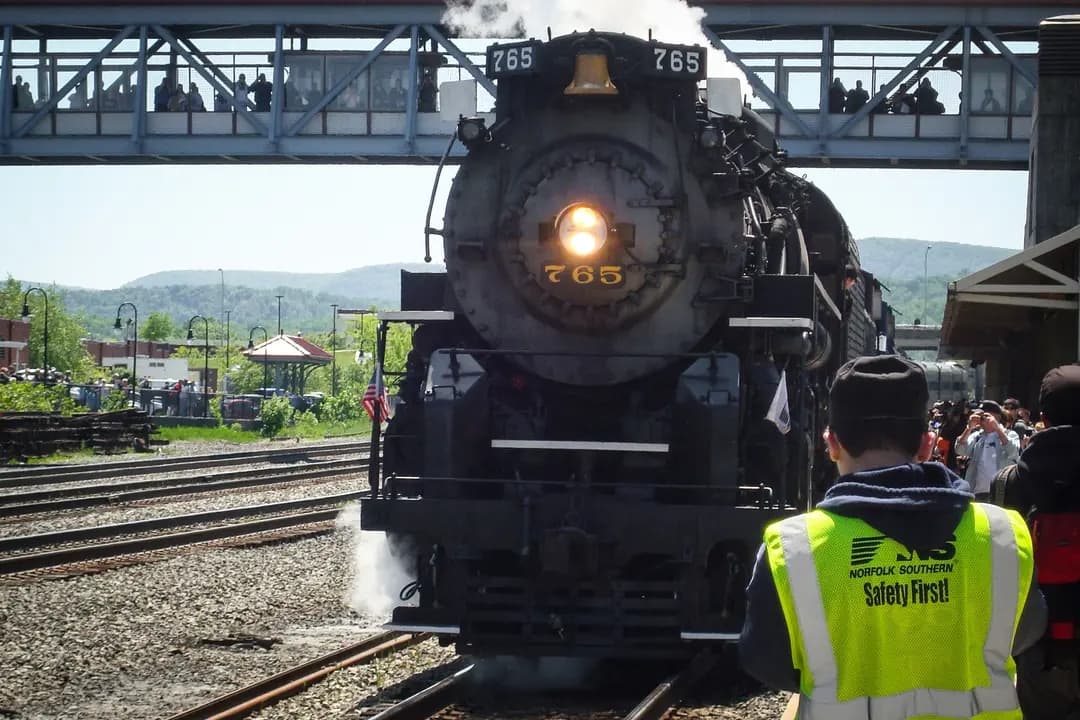 Locomotora de vapor n.º 765 de Nickel Plate Road, antes de atravesar la famosa curva Horseshoe en Altoona, Pensilvania, en mayo de 2013. Originalmente propiedad del Ferrocarril de Nueva York, Chicago y San Luis, este tren histórico es actualmente propiedad de la Sociedad Histórica del Ferrocarril de Fort Wayne. (O484~enwiki/CC BY-SA 4.0)