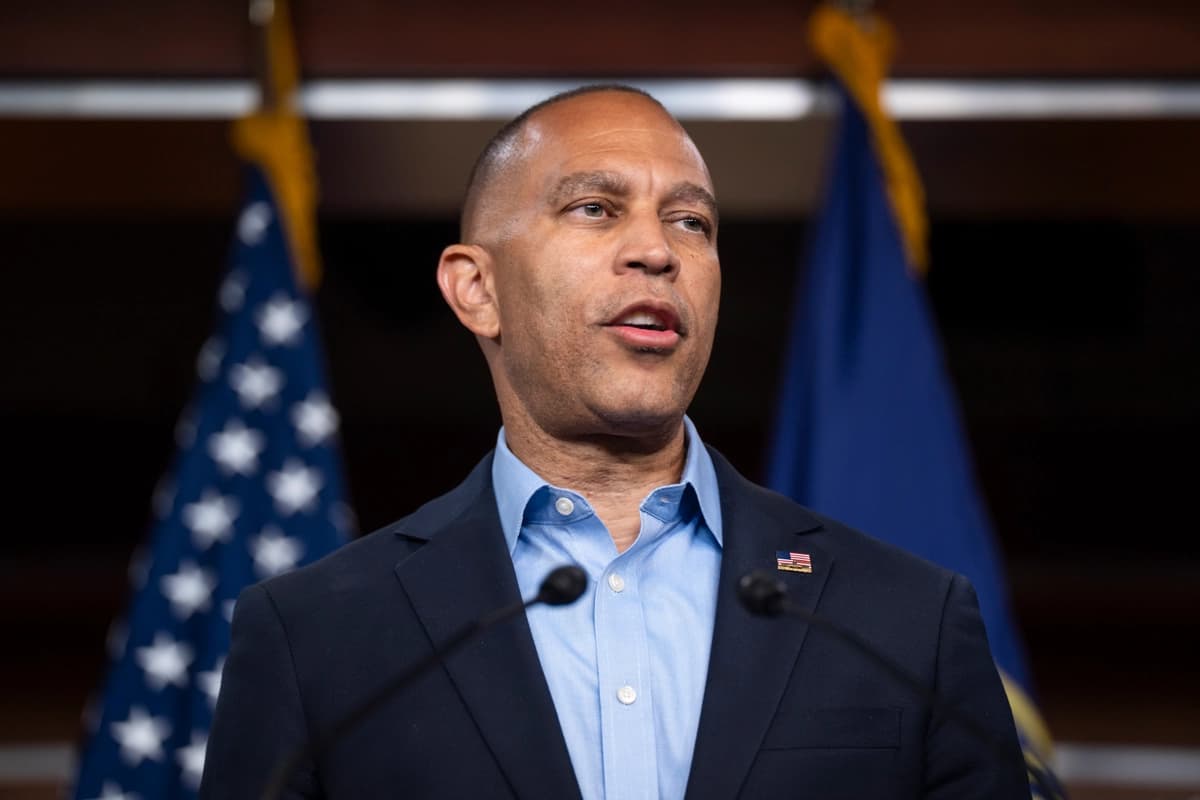 El líder de la minoría de la Cámara de Representantes, Hakeem Jeffries (DN.Y.), habla durante una conferencia de prensa en el Capitolio en Washington el 1 de septiembre de 2026. (Madalina Kilroy/The Epoch Times).