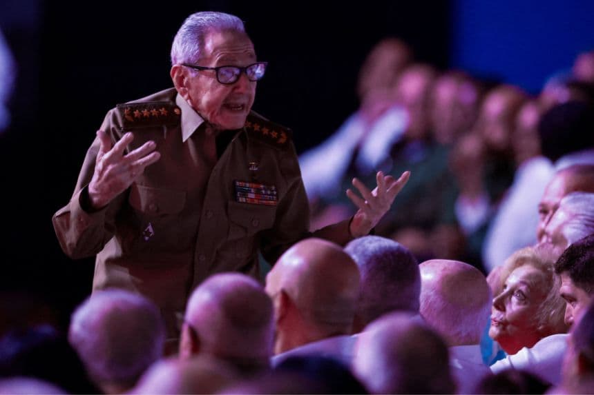 El líder cubano Raúl Castro asiste a la gala que conmemora el centenario del nacimiento de su hermano Fidel Castro en el Teatro Karl Marx de La Habana el 13 de agosto de 2026.  (YAMIL LAGE / AFP vía Getty Images)