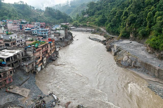Una vista aérea muestra casas sumergidas en lodo tras las inundaciones repentinas en Devighat, municipio de Bidur, en el distrito de Nuwakot, Nepal, el 27 de agosto de 2026. (Prabin Ranabhat/AFP vía Getty Images)