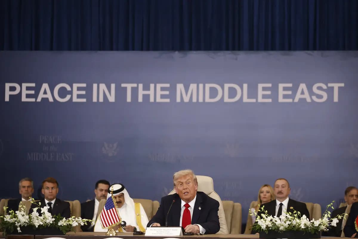 <em>El presidente Donald Trump (C) pronuncia un discurso durante la Cumbre de Paz de Gaza en Sharm El-Sheikh, Egipto, el 13 de octubre de 2025. (Yoan Valat/Pool/AFP vía Getty Images).</em>
