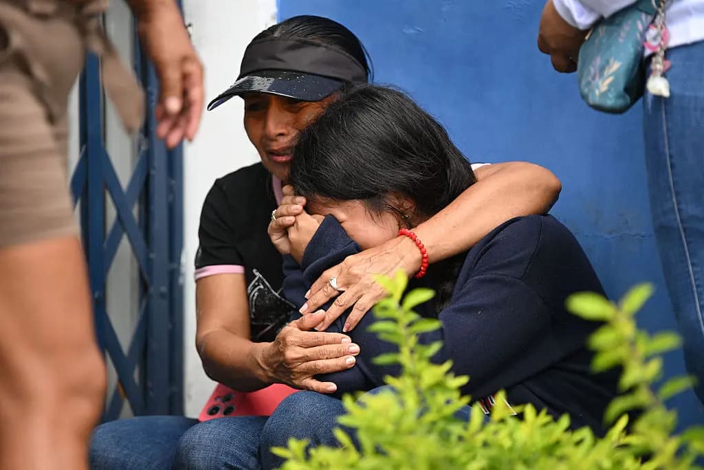 Los familiares de los pescadores esperan noticias en la capitanía del puerto, después de que el ejército de EE. UU. informara que había interceptado y hundido una embarcación presuntamente utilizada para apoyar el tráfico de drogas en el mar por parte de la organización criminal ecuatoriana "Los Choneros" en Manta, provincia de Manabí, Ecuador, el 3 de septiembre de 2026. (Ariel Ochoa/AFP vía Getty Images).