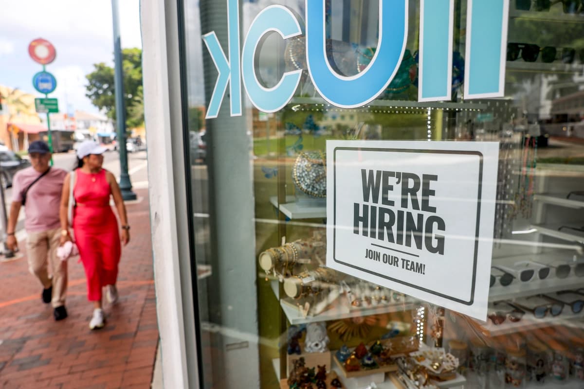 Un cartel de contratación está pegado en la ventana de un negocio en Miami, Florida, el 3 de octubre de 2025. (Joe Raedle/Getty Images).