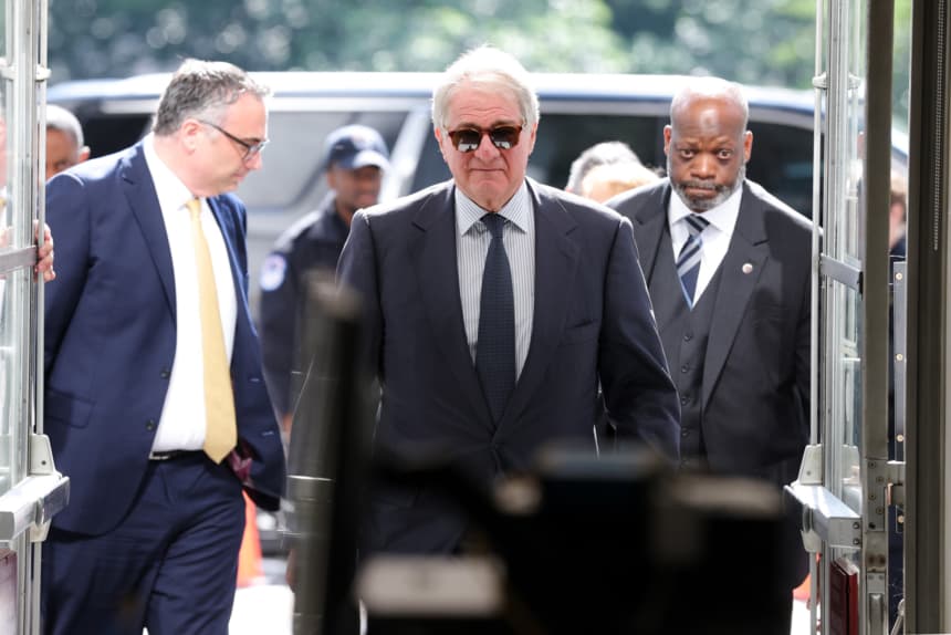 El exdirector ejecutivo de Apollo Global Management, Leon Black, llega para prestar testimonio en una audiencia a puerta cerrada ante el Comité de Supervisión de la Cámara de Representantes en el Capitolio el 26 de junio de 2026 en Washington, DC. (Kevin Dietsch/Getty Images)