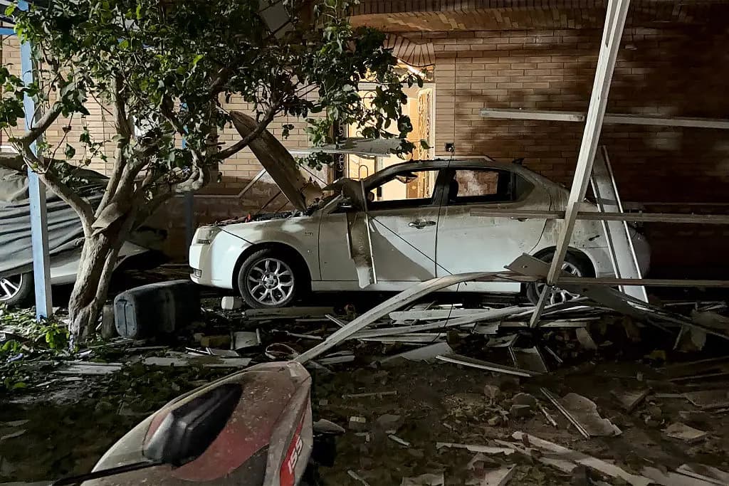 Un vehículo destruido en el lugar donde se produjo un ataque durante la noche en Kuhestak, condado de Sirik, provincia de Hormozgan, Irán, el 2 de septiembre de 2026. (Masoud Mohamadi/Tasnim News/AFP vía Getty Images).