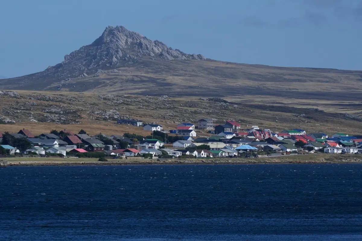 La capital, Puerto Stanley, con el monte Tumbledown al fondo, en las Islas Falkland, conocidas en Argentina como las Islas Malvinas, el 16 de marzo de 2026. (Ricardo Mazalan/AP).