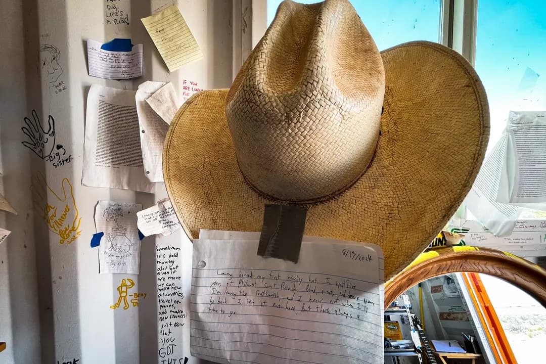 Un sombrero de vaquero dejado por un antiguo trabajador de rancho como parte de un ritual de despedida en el Plotz Plot, Arizona, el 8 de julio de 2026. (Allan Stein/The Epoch Times)