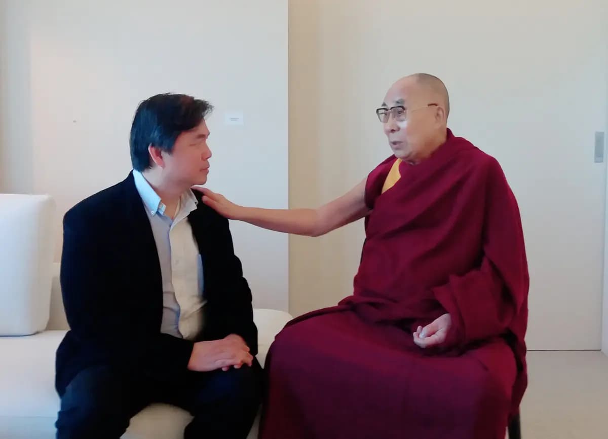 Una reunión con el XIV Dalai Lama para analizar lo ocurrido en el Tíbet y cómo podría ser el futuro de Hong Kong, celebrada en Bruselas, Bélgica, en 2016. (Cortesía de Edward Chin).