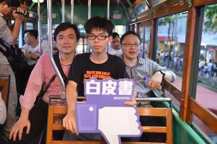 Benny Tai y Joshua Wong apoyan una campaña a favor de la democracia en Hong Kong en 2014. (Cortesía de Edward Chin).