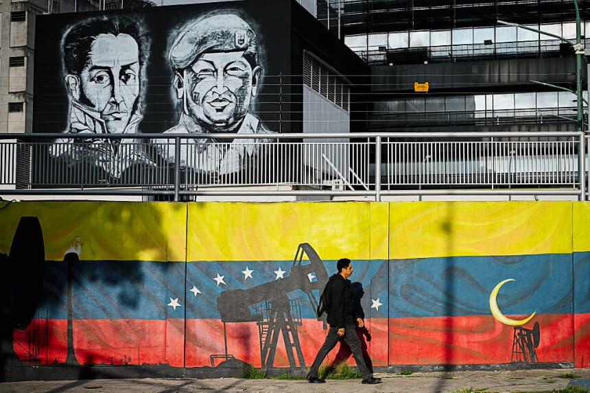 Un hombre pasa junto a un mural que muestra bombas de petróleo y la bandera venezolana, con retratos del líder independentista venezolano Simón Bolívar (izquierda) y del difunto expresidente Hugo Chávez (derecha), en Caracas, el 3 de septiembre de 2026. (Federico PARRA / AFP vía Getty Images)