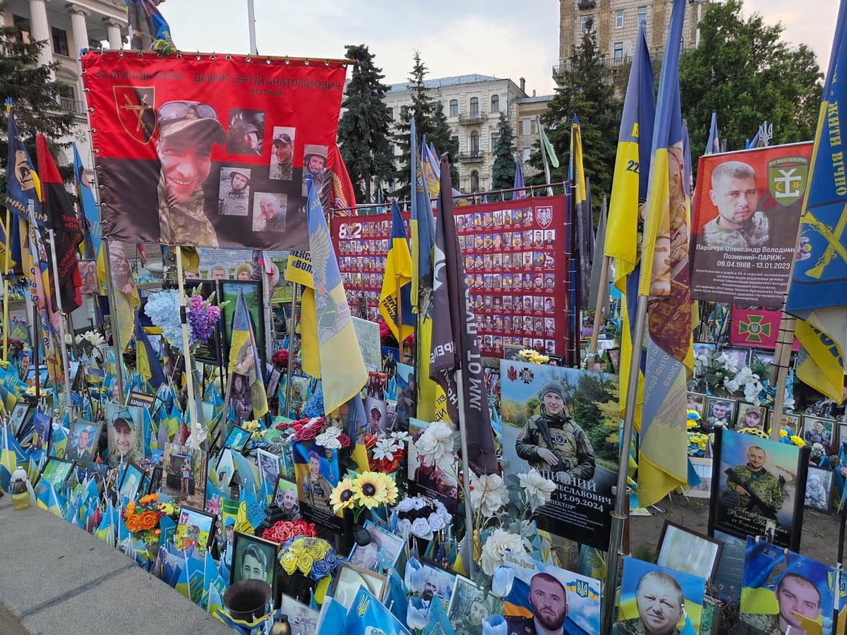 El monumento conmemorativo en la Plaza de la Independencia de Kiev (Maidan Nezalezhnosti) muestra fotografías de los defensores caídos de Ucrania. La magnitud y el nivel de detalle son desgarradores. (Cortesía de Antonio Graceffo).