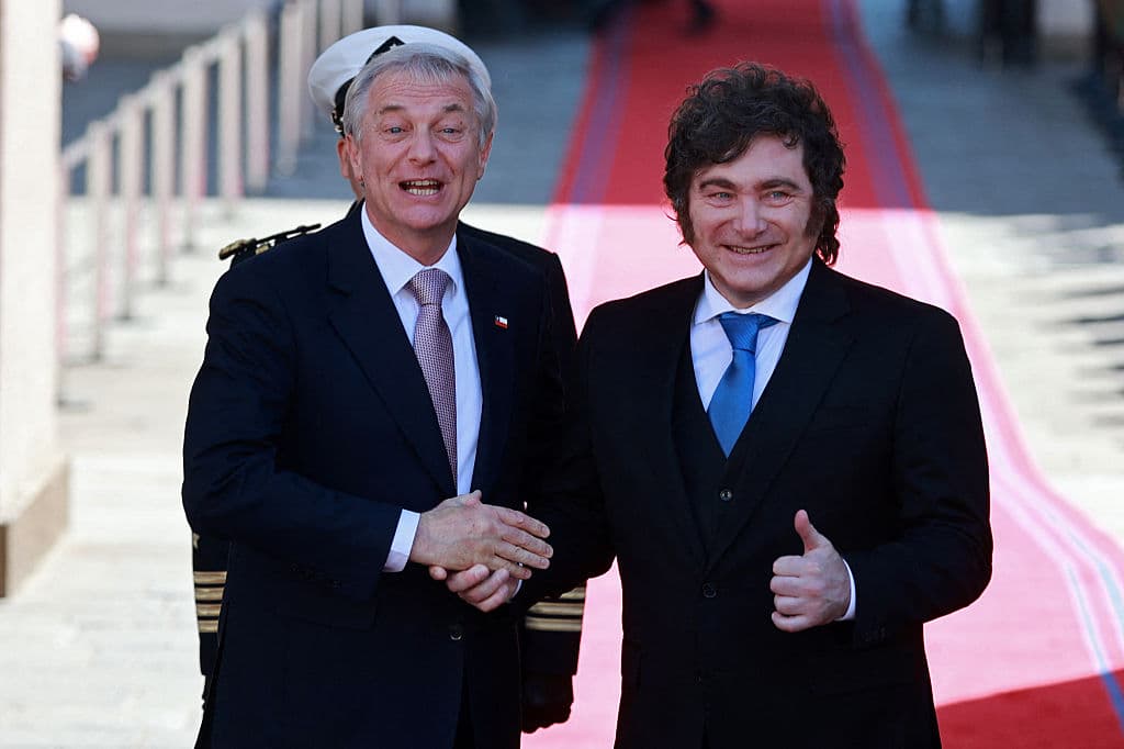 <em>El presidente de Chile, José Antonio Kast (izq.), y el presidente de Argentina, Javier Milei, se estrechan la mano durante una ceremonia de bienvenida en el Palacio de La Moneda, en Santiago de Chile, el 3 de septiembre de 2026. (Raúl BRAVO / AFP vía Getty Images)</em>