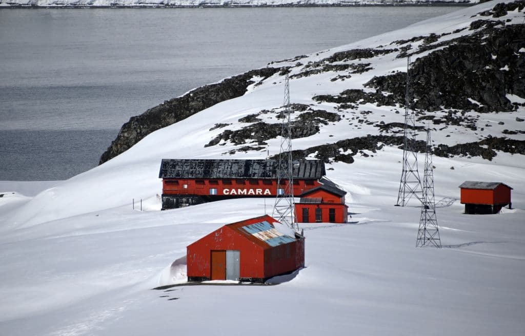 <em>Vista de la estación científica argentina Antártida, en la isla Media Luna, Antártida, el 9 de noviembre de 2019. (Johan Ordonez / AFP vía Getty Images)</em>