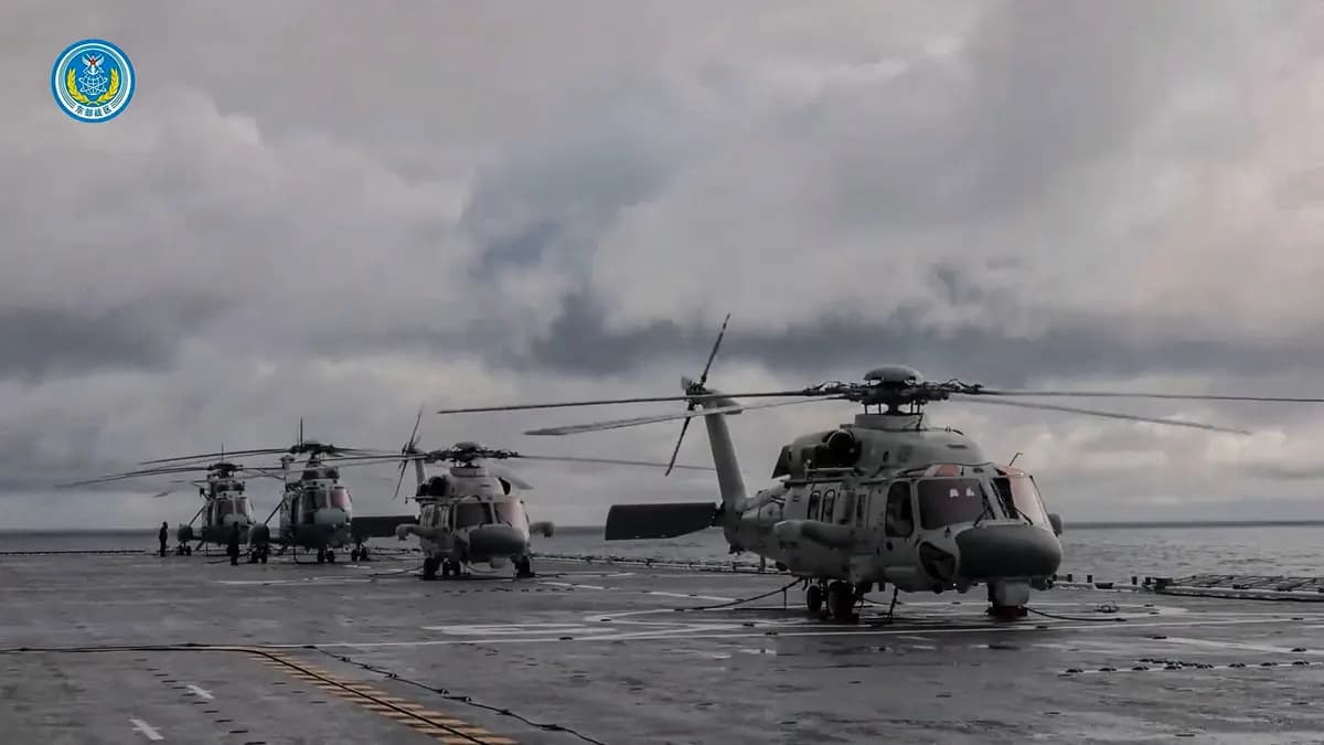 Helicópteros a bordo de un buque de asalto anfibio participan en ejercicios militares en aguas al sureste de Taiwán, según se observa en esta captura de pantalla de un video publicado por el Comando del Teatro Oriental del Ejército Popular de Liberación de China el 29 de diciembre de 2025. (Comando del Teatro Oriental/Imagen cedida a Reuters).