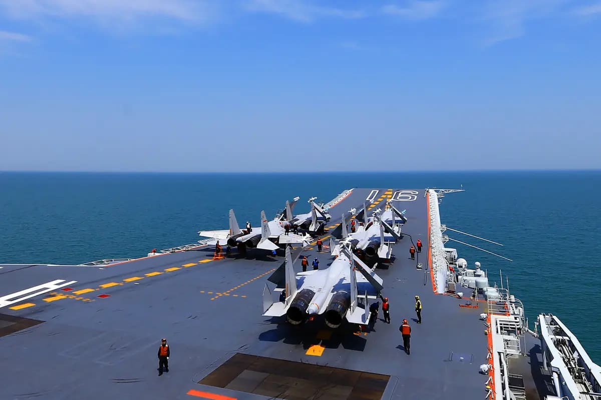 Aviones de combate J-15 a bordo del Liaoning, el único portaaviones operativo de China, durante un ejercicio naval el 24 de abril de 2018. (AFP vía Getty Images)